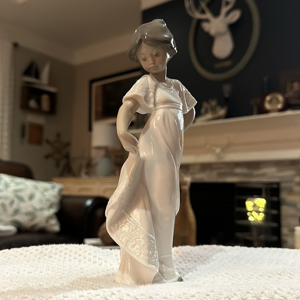Lladro NAO “How Pretty” Figurine, No. 1110. Retired in 1989, Created in Spain.